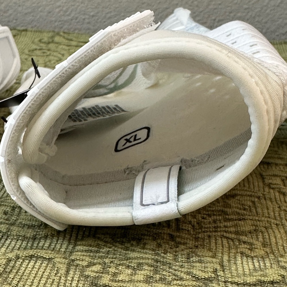 UNDER ARMOUR size XL Spotlight Limited Edition Football Gloves White Jade - Picture 3 of 3